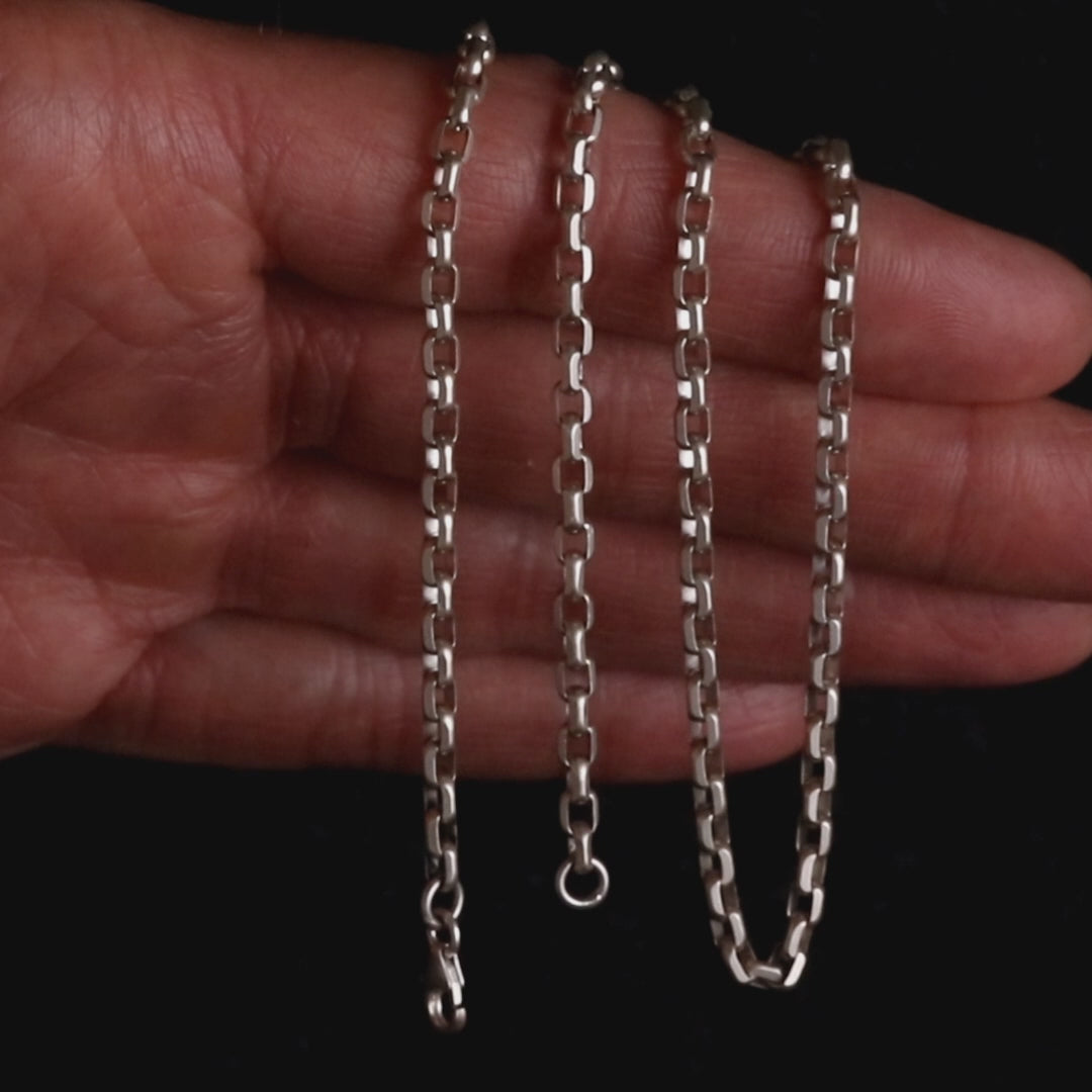 Video of silver box chain on a hand